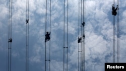 中國南方電網有限公司的工人在廣東東莞檢查電網。（2018年5月29日）