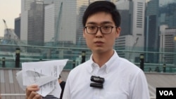 香港民族黨的召集人陳浩天撕毀選管會通知 （美國之音湯惠芸拍攝）
