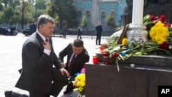 波羅申科為去世衛隊軍官敬獻花圈