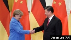 资料照：中国领导人习近平在北京人大会堂会晤到访的德国总理默克尔。（2018年5月24日）