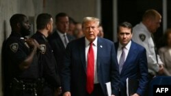 (ແຟ້ມພາບ) ອະດີດປະທານາທິບໍດີສະຫະລັດ ທ່ານ ດໍໂນລ ທຣຳ ກັບທະນາຍຄວາມຂອງທ່ານ Todd Blanche ຍ່າງເພື່ອກ່າວຕໍ່ນັກຂ່າວໃນຕອນທ້າຍມື້ຂອງການທົດລອງຂອງທ່ານ ໃນຂໍ້ກ່າວຫາປົກປິດການຊຳລະເງິນຢ່າງຮີບດ່ວນ ທີ່ກ່ຽວພັນກັບເລື່ອງການສົມລົດຢູ່ສານອາຍາ Manhattan ໃນນະຄອນນິວຢອກ.