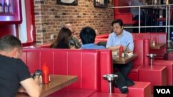 香港特首林鄭月娥3月27日公佈了更嚴厲的防疫新措施，包括禁止多過4人以上在公眾地方聚集，每張餐桌不能坐多過4名客人等。（美國之音湯惠芸）