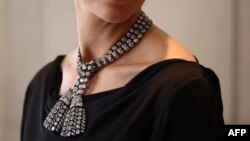 ຜູ​້​ຊ່ວຍ​ສະ​ຖາ​ນ​ທີ່​ວາງ​ສະ​ແດງ​ໃສ່​ສາຍ​ຄໍ​ເພັດ​ສັດ​ຕະ​ວັດ​ທີ 18 ທີ່​ມີ​ນ້ຳ​ໜັກ 300 ກາ​ຣັດ ຢູ່​ງນ​ຖະ​ແຫຼງ​ຂ່າວ​ຂອງ​ບໍ​ລິ​ສັດ Sotheby's ໃນ​ນະ​ຄອນຫຼວງ ລອນດອນ, 23 ກັ​ນ​ຍາ 2024.