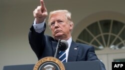 美國總統川普10月16日在白宮玫瑰園記者會上答問資料照。