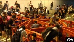 示威者周二晚佔據金鐘 龍和道(美國之音圖片／海彥拍攝)