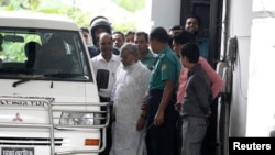 穆賈希德(中)白衣者