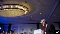 密西西比州長在全美國州長大會的開幕儀式上