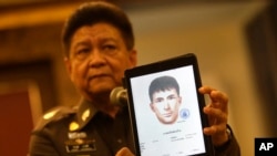 泰国警方发言人展示当局新通缉的三名嫌疑人之一的图像。（2015年9月1日）