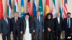 俄罗斯外长拉夫罗夫于在莫斯科与“阿富汗问题国际大会”的与会者合影。（2018年11月9日）