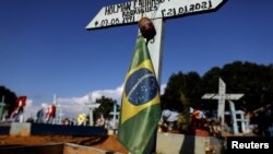 一個埋葬感染新冠病毒死亡人士的巴西墓園