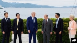 左起：法國總統馬克龍、日本首相岸田文雄、美國總統拜登、德國總理朔爾茨、英國首相辛偉誠和歐盟委員會主席馮德萊恩在參加七國集團峰會期間的經濟安全工作午餐會議前於廣島格蘭王子大飯店合影（2023年5月20日）