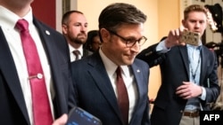 美國眾議院議長約翰遜前往眾議院參加援助議案表決。（2024年4月20日）