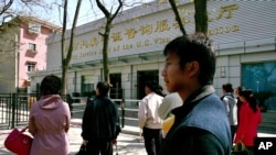 在中國北京希望赴美的簽證申請者