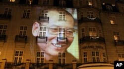 劉曉波巨幅照片出現在奧斯陸大酒店的外牆 (資料圖片)