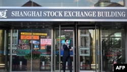 在上海，一名婦女離開上海證券交易所大樓（2020年11月4日）