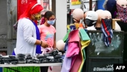 2020年7月2日大眾戴著口罩在加利福尼亞州洛杉磯商店購物。