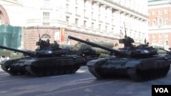 俄羅斯再次讓鄰國害怕，2013年5月9日勝利日紅場閱兵前綵排時莫斯科街頭的坦克和導彈。(美國之音白樺 拍攝)