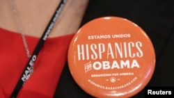 一位拉美裔婦女配戴支持奧巴馬連任的襟章