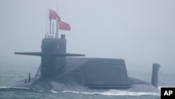 资料照：中国海军一艘094A型晋级弹道导弹核潜艇在青岛附近海域参加海军检阅。（2018年4月23日）