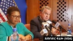 共和黨聯邦眾議員史密斯（圖右）和民主黨聯邦眾議員巴斯（圖左）。