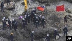 2012年8月15日香港保釣人士手拿中國及台灣旗幟登登陸釣魚島
