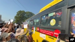 被軍政府釋放的囚犯離開監獄後，在一輛巴士上受到親友的歡迎。 (美聯社：2025年1月４日)