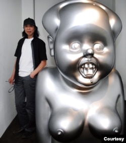 高兟2008年在巴黎個展上與雕塑《毛小姐》合影。 （照片高強提供）