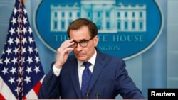 2023年5月16日，白宮國家安全委員會戰略溝通協調員科比在白宮舉行的例行記者會上回答媒體的提問。（路透社）