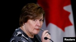 资料照片：专员霍格在渥太华参加负责调查外国干涉加拿大选举指称的独立委员会举行的公开听证会。(2024年4月10日)