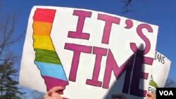 支持同性婚姻者3月26日在華盛頓的最高法院門前示威﹐表達訴求。