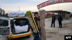 居住在土耳其的敘利亞人攜帶家當抵達奧庫皮納爾過境點，準備進入敘利亞。 (2023年12月11日)