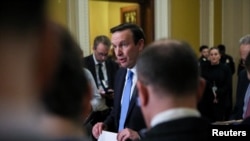 民主党参议员墨菲在民主党团午餐记者会上讲话。(2024年1月9日)