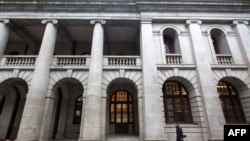 一個行人走過香港終審法院。（2018年1月6日）