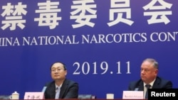 中國國家禁毒委員會辦公室副主任於海斌與美國國土安全部駐華官員摩爾在河北邢台舉行記者會宣布法庭對向美國販賣芬太尼的9名罪犯的判決結果（2019年11月7日）