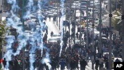 2017年12月7日以色列部隊向伯利恆抗議示威的巴勒斯坦人釋放催淚瓦斯。