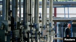 一名中国工人在检查中石化公司在吉林市的一个炼油厂设施。（资料照片）