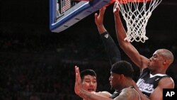 林書豪在星期三紐約尼克斯對薩克拉門托帝王時﹐受到對方兩名球員夾擊。