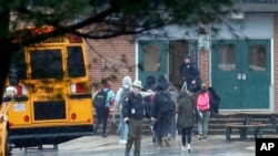 警察把发生了枪击事件的马里兰州大磨坊高中的学生转移走。（2018年3月20日）