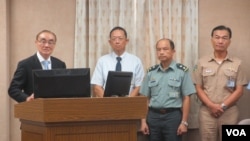 台灣國防部長馮世寬(左一)10月11號在立法院外交及國防委員會接受質詢