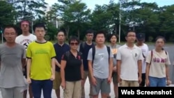 7月30日從中國各地趕來的工友、學生、沈夢雨等15人到深圳坪山區政府給書記遞交公開信。（推特截圖） 