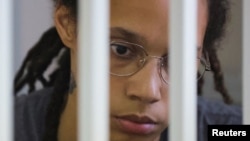 资料照片：2022年8月4日，格林纳在俄罗斯法庭的庭审中坐在被告席上。（路透社照片）