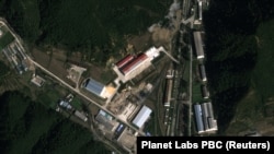 ພາບ​ຈາກ​ດາວ​ທຽມ​ສະ​ແດງ​ໃຫ້​ເຫັນ​ຕຶກ​ປະ​ກອບ​ລູກ​ສອນ​ໄຟ​ທີ່​ກຳ​ລັງ​ຢູ່​ພາຍ​ໃຕ້​ການ​ກໍ່​ສ້າງ ຢູ່​ໂຮງ​ງານ February 11, ໃກ້​ກັບ​ເມືອງ ຮຳ​ຮັງ, ເກົາຫຼີ​ເໜືອ, ເຊິ່ງ​ອົງ​ການ​ຂ່າວ ຣອ​ຍ​ເຕີ ເປັນ​ຜູ້​ໄດ້​ພາບນີ້​ມາ.