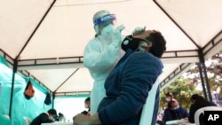 2020年10月16日，哥伦比亚波哥大市卫生工作者进行新冠病毒鼻咽样本测试，该测试为市政府免费提供。