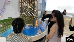 來自中國的買家在馬來西亞檳城的Stark房地產展示廳選購樓盤。 (2024年10月21日) (美國之音/張曉林)
