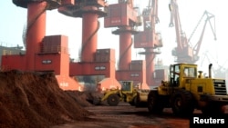 2010年10月31日工人在江苏省连云港运输供出口的稀土