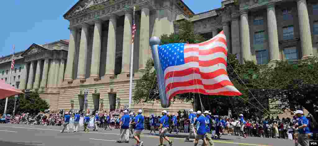 华盛顿独立日庆祝游行街头即景。(2025年7月4日)