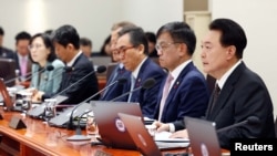 韩国总统尹锡悦（右一）2024年1月16日在龙山总统府召开内阁会议。（路透社/韩联社）