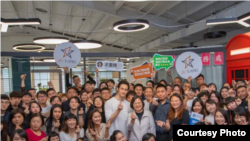 台灣總統蔡英文與網紅波特王(穿白衣者)及其公司員工一起合照(蔡英文臉書)