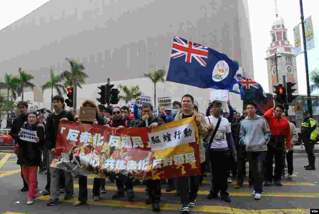 約100人參與「驅蝗行動」反大陸自由行旅客遊行