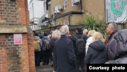 英國規劃官員就中國駐倫敦“超級大使館”計劃在英國時間星期二早上舉行公聽會，公聽會場外排隊的人。（照片來源：英國沃京罕區議會（Wokingham Borough Council）議員吳兆康的臉書賬號）